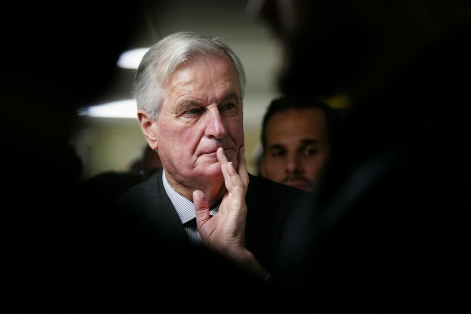 1717807 la menace de censure qui pese sur michel barnier est de plus en plus importante